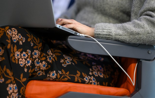 【新闻图片】笔记本电脑通过头枕中的电线连接光学收发器