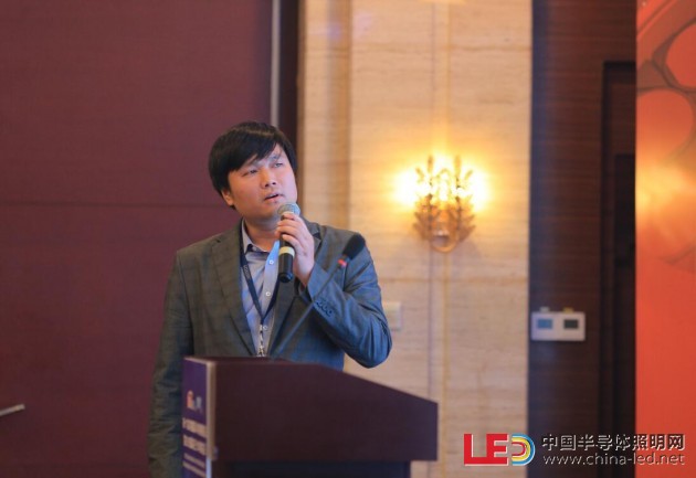 Aixtron China Limited大客户经理李曜介绍了《针对未来GaAs/InP基激光器的外延大规模生产》主题报告